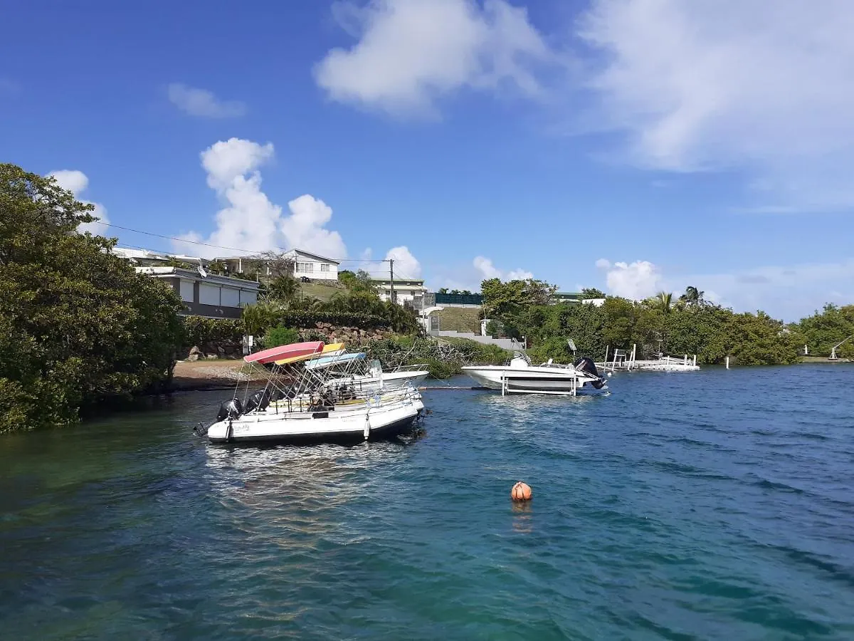 A L'Arche Bleue Hotel Le Robert Guest house