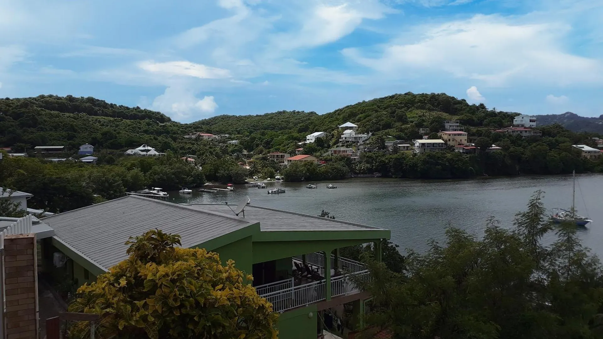 A L'Arche Bleue Hotel Le Robert Guest house