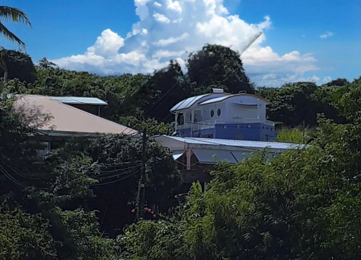 A L'Arche Bleue Hotel Le Robert Guest house